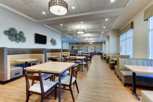 奥兰多Drury Inn & Suites Orlando near Universal Orlando Resort的用餐室配有桌椅