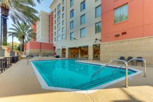 奥兰多Drury Inn & Suites Orlando near Universal Orlando Resort的大楼前的游泳池