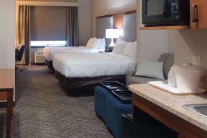 Mountain IronComfort Inn & Suites Mountain Iron and Virginia的酒店客房,设有两张床和一张沙发