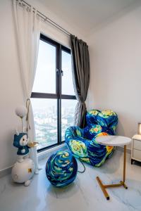 吉隆坡Skyscraper 65 KL Highest Outdoor Bathtub Luxury Lavish Designer Suite Penthouse Lv65的客厅配有两把椅子和窗户