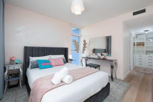 黄金海岸基拉冲浪公寓酒店的一间卧室配有一张大床和一张书桌