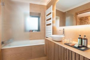 科英布拉Confluentia H&A - XIII Century Loft House的浴室配有盥洗盆和浴缸。