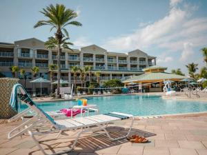 卡纳维拉尔角Holiday Inn Club Vacations Cape Canaveral Beach Resort的一个带躺椅的游泳池和一个度假村