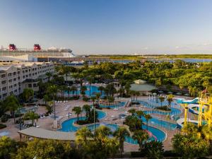 卡纳维拉尔角Holiday Inn Club Vacations Cape Canaveral Beach Resort的享有带水上公园的度假村的空中景致