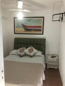 里约热内卢Casa para 4 pessoas RJ - Wiffi 500 mb的一间卧室,配有一张带小船绘画的床