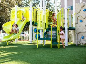 默特尔比奇Holiday Inn Club Vacations South Beach Resort的一群儿童在游乐场玩耍