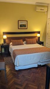 萨尔塔德尔维诺精品酒店的一间卧室配有一张大床和两个枕头