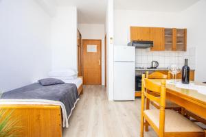 杜埃Apartment Duce 2778b的小房间设有床和厨房