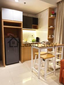 巴淡岛中心2BR One Residence 23AL City and Sea View的一间厨房,里面配有桌椅