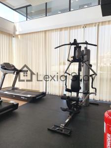 2BR One Residence 23AL City and Sea View的健身中心和/或健身设施