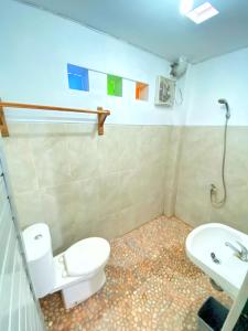 日惹Sonosewu Guesthouse Syariah的一间带卫生间和水槽的浴室