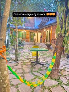 日惹Sonosewu Guesthouse Syariah的一个带吊床的花园的屏风