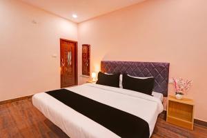 海得拉巴Super OYO Flagship RBS Classic Stay Boduppal的一间卧室,卧室内配有一张大床