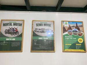 日惹Sonosewu Guesthouse Syariah的摩托车博物馆墙上的三张海报