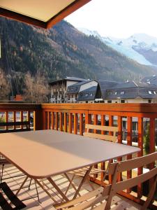 夏蒙尼-勃朗峰2 Appartements à Chamonix centre ville, vue Mont-Blanc, Lyret ou Morgane的山景阳台上的桌子