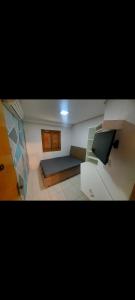 卡诺阿斯Condominio Dumont的一间设有床铺和楼梯的房间
