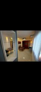 卡诺阿斯Condominio Dumont的客厅和用餐室的两张照片