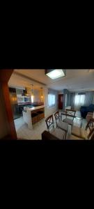 卡诺阿斯Condominio Dumont的带沙发的大客厅和厨房