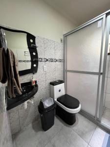 圣克鲁斯Casa bonita y cómoda的一间带卫生间、水槽和镜子的浴室