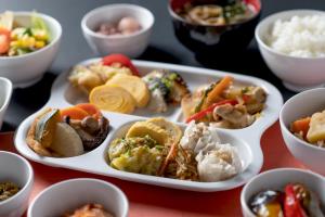 大洲熊本机场维斯塔酒店的桌上各种食物的托盘