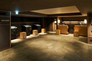 箱根Hakone Kowakien Hotel的大房间,设有理发店,有员工