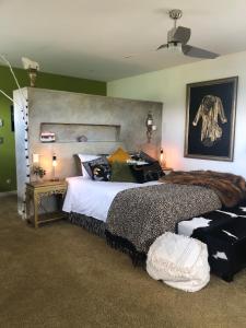 LuggateThe Artist's House Wanaka的一间卧室配有一张大床和大床头板
