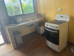利比里亚Casa Sendero的厨房配有炉灶和水槽