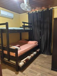 利比里亚Casa Sendero的一间卧室配有两张双层床。