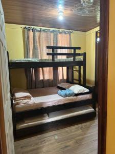 利比里亚Casa Sendero的一间客房内配有两张双层床的房间