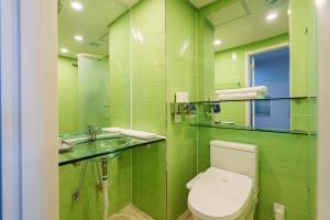 群山市Little Prince Hotel的绿色浴室设有卫生间和水槽