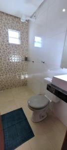 马拉巴Loft 3 Novo 5 min aeroporto Marabá的浴室配有卫生间、盥洗盆和浴缸。