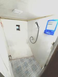 纳闽巴霍Open Trip Komodo 3D2N的带淋浴的浴室,墙上配有电话