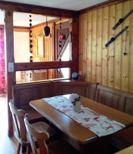 StosswihrLes Bouquetins的一间带木桌和椅子的用餐室