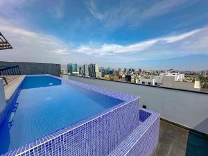 利马Apartamento exclusivo a 70 metros de san Isidro的建筑物屋顶上的游泳池
