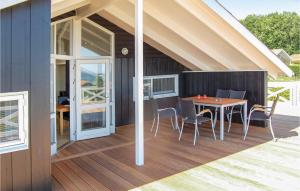 海耶斯Stunning Home In Sjlund With House Sea View的房屋设有1个带桌椅的甲板
