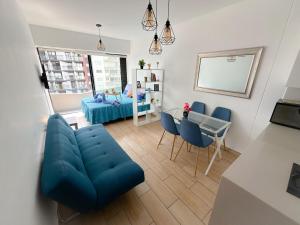 利马Apartamento exclusivo a 70 metros de san Isidro的客厅配有蓝色的沙发和桌子