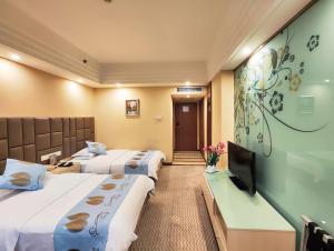重庆重庆银河大酒店的酒店客房设有两张床和一台平面电视。