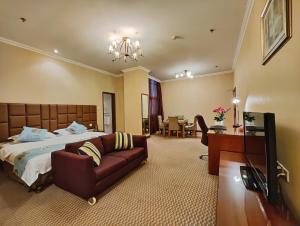 重庆重庆银河大酒店的酒店客房,配有床和沙发