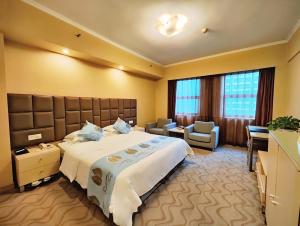重庆重庆银河大酒店的酒店客房带一张大床和一把椅子