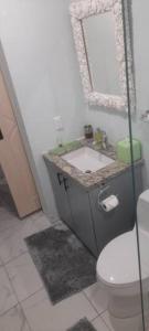 普罗维登西亚莱斯岛Cozyhideaway的一间带水槽、卫生间和镜子的浴室