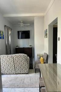 普罗维登西亚莱斯岛Cozyhideaway的客厅配有沙发和桌子
