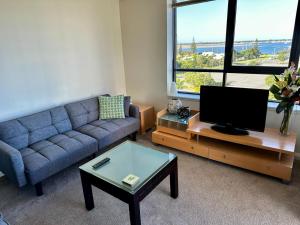 黄金海岸Ocean View Apartment at the heart of Gold Coast的带沙发和电视的客厅