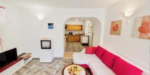 La Guancha多米尼加之家公寓的客厅配有红色的沙发和一碗香蕉