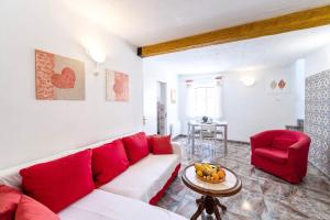 La Guancha多米尼加之家公寓的客厅配有白色沙发和红色椅子