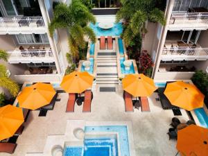 努萨角拉斯古纳黑斯廷斯酒店的享有酒店游泳池的空中景致,配有橙色遮阳伞