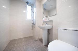 西归浦市Jin Motel的白色的浴室设有卫生间和水槽。
