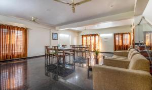 班加罗尔Treebo Trend RR Residency - Sanjay Nagar的客厅配有桌椅