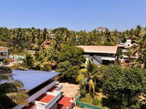 门格洛尔Nirvana Stay, Spacious Fully furnished 2bhk apartment in Mangalore, Full AC的棕榈树度假村的空中景致