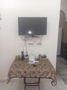 阿布辛贝Mooody nobin haws的墙上的桌子和电视机