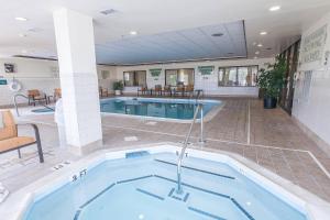 佛罗伦萨南卡罗来纳州佛罗伦斯万怡酒店的一个带游泳池的酒店客房内的大型游泳池